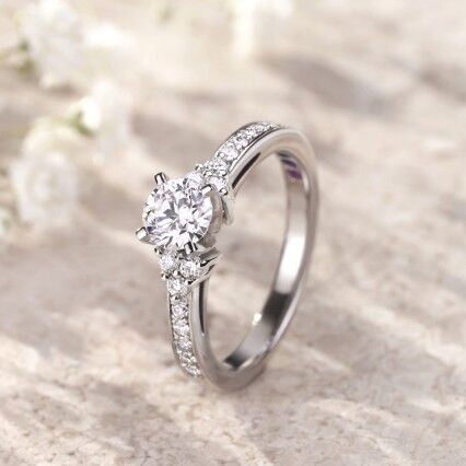 oval O アナログ２枚組 Platinum engagement ring with 0.74ct oval diamond with side